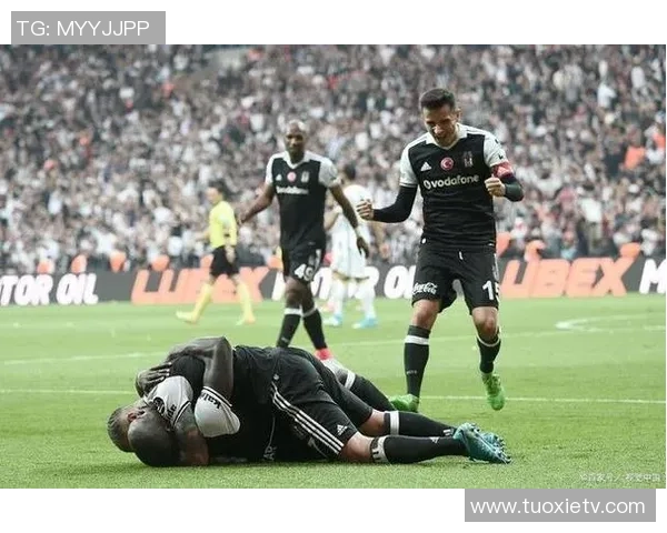 贝西克与里昂最新比赛结果揭晓双方表现分析与精彩瞬间回顾